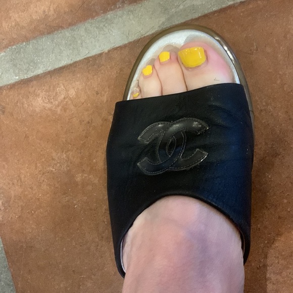 Vintage Chanel black slides w gummy bottom leather in great condition - Picture 7 of 7